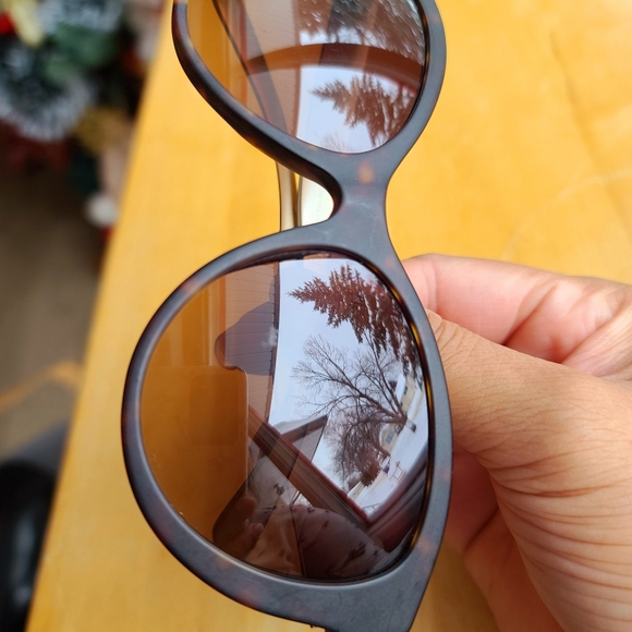 Burberry Sunglasses - Picture 10 of 10